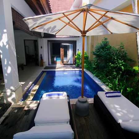 사가라 빌라 앤 스위트 발리 사누르 외부 사진 A pool at a resort in Phuket, Thailand