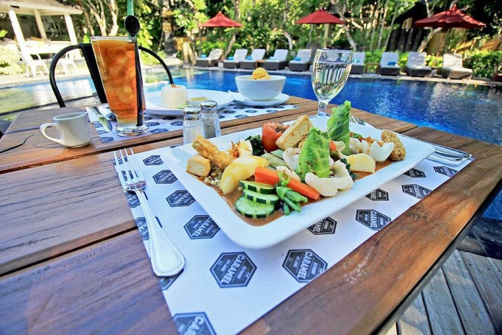 사가라 빌라 앤 스위트 발리 사누르 외부 사진 A salad at the poolside
