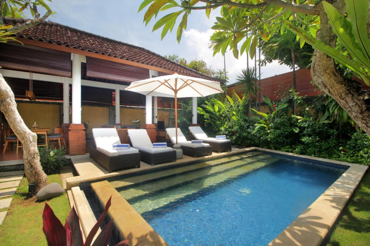 사가라 빌라 앤 스위트 발리 사누르 외부 사진 A private pool at a villa in Bali, Indonesia