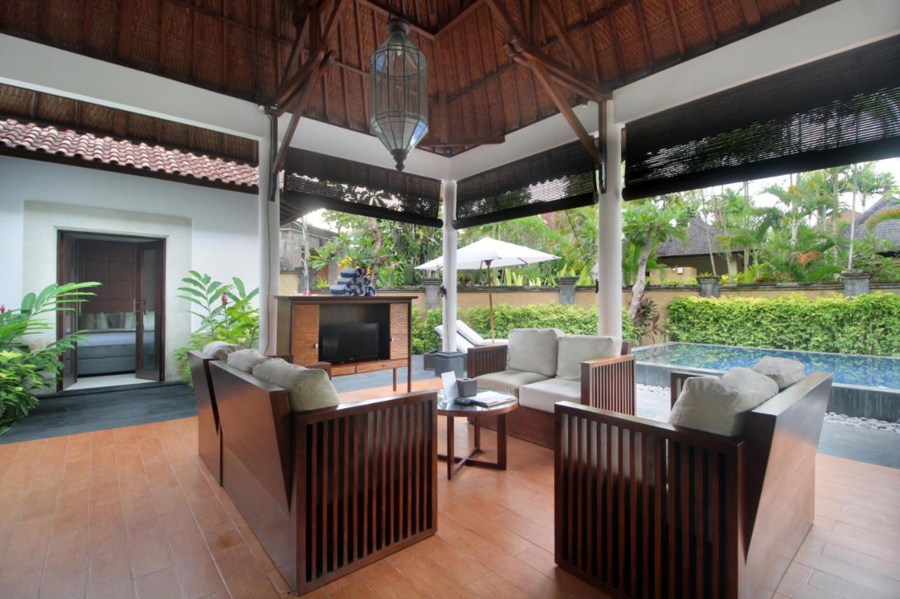 사가라 빌라 앤 스위트 발리 사누르 외부 사진 Living room of a pool villa