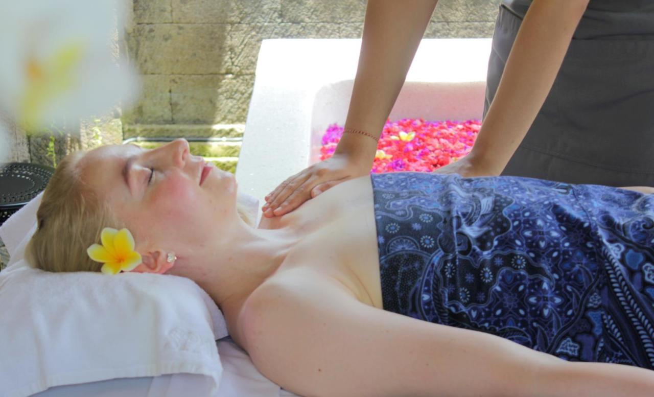 사가라 빌라 앤 스위트 발리 사누르 외부 사진 A woman receiving a massage