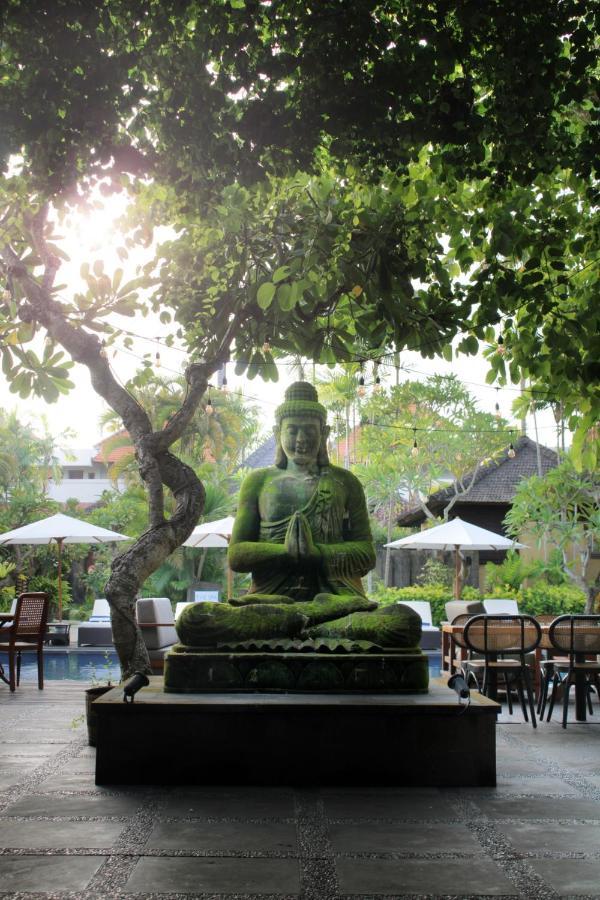 사가라 빌라 앤 스위트 발리 사누르 외부 사진 A statue of the Buddha in Bali