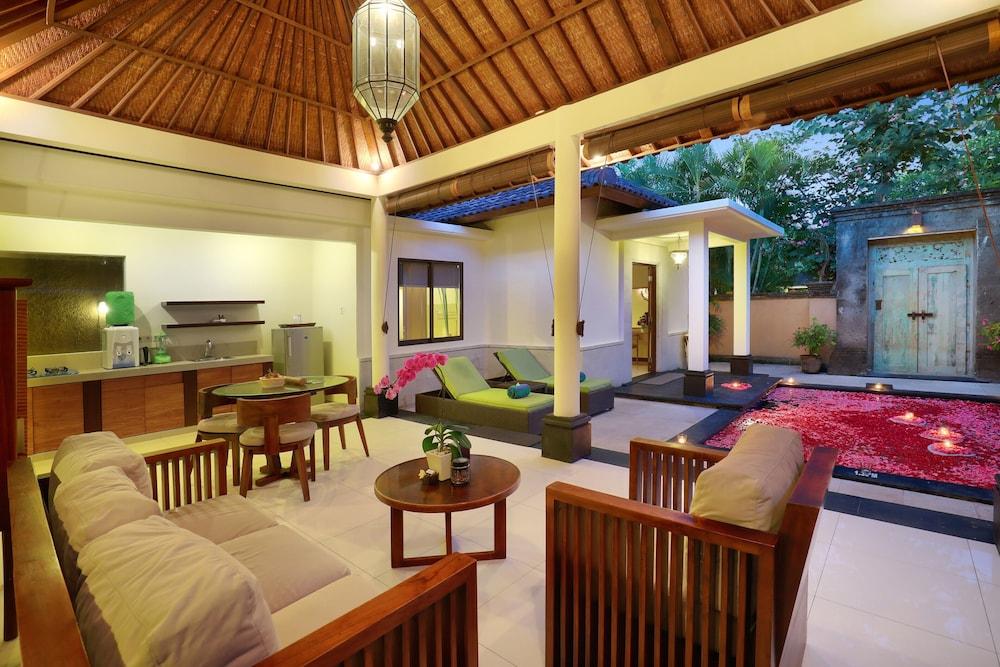 사가라 빌라 앤 스위트 발리 사누르 외부 사진 A villa at the resort