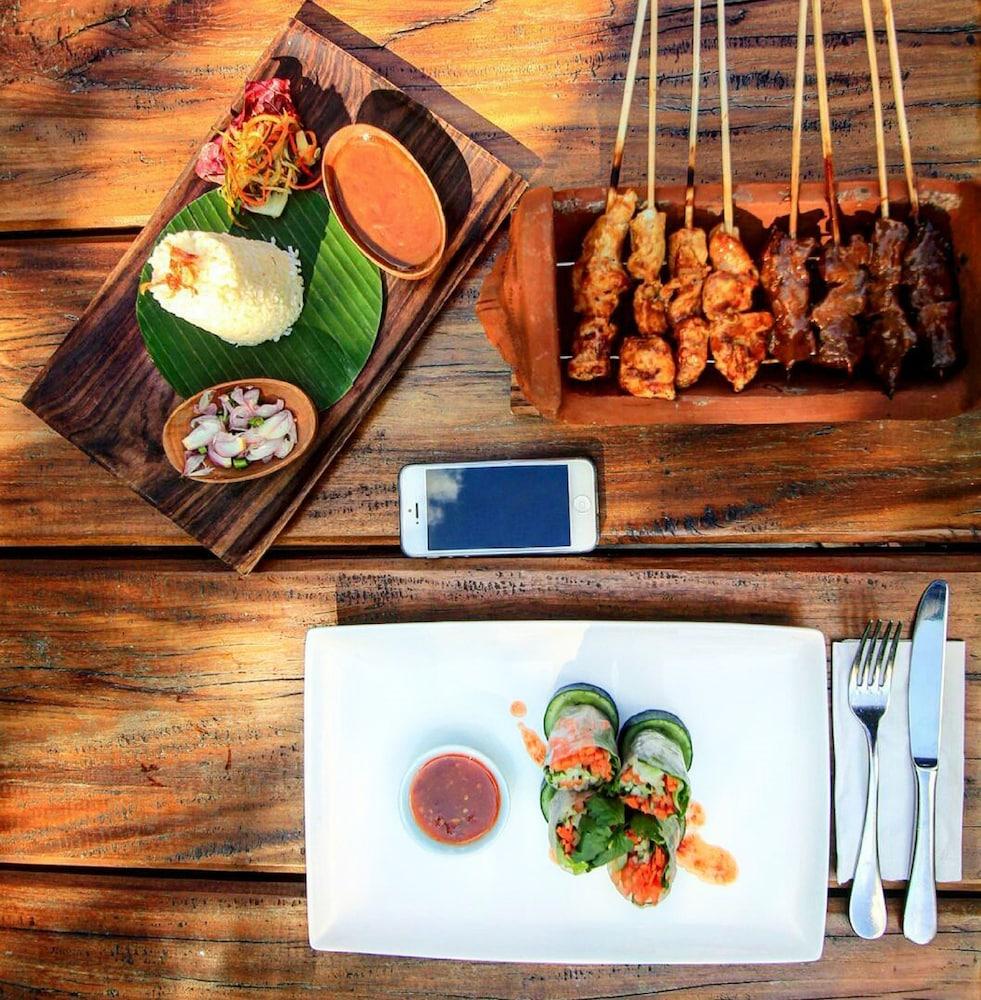 사가라 빌라 앤 스위트 발리 사누르 외부 사진 Thai food